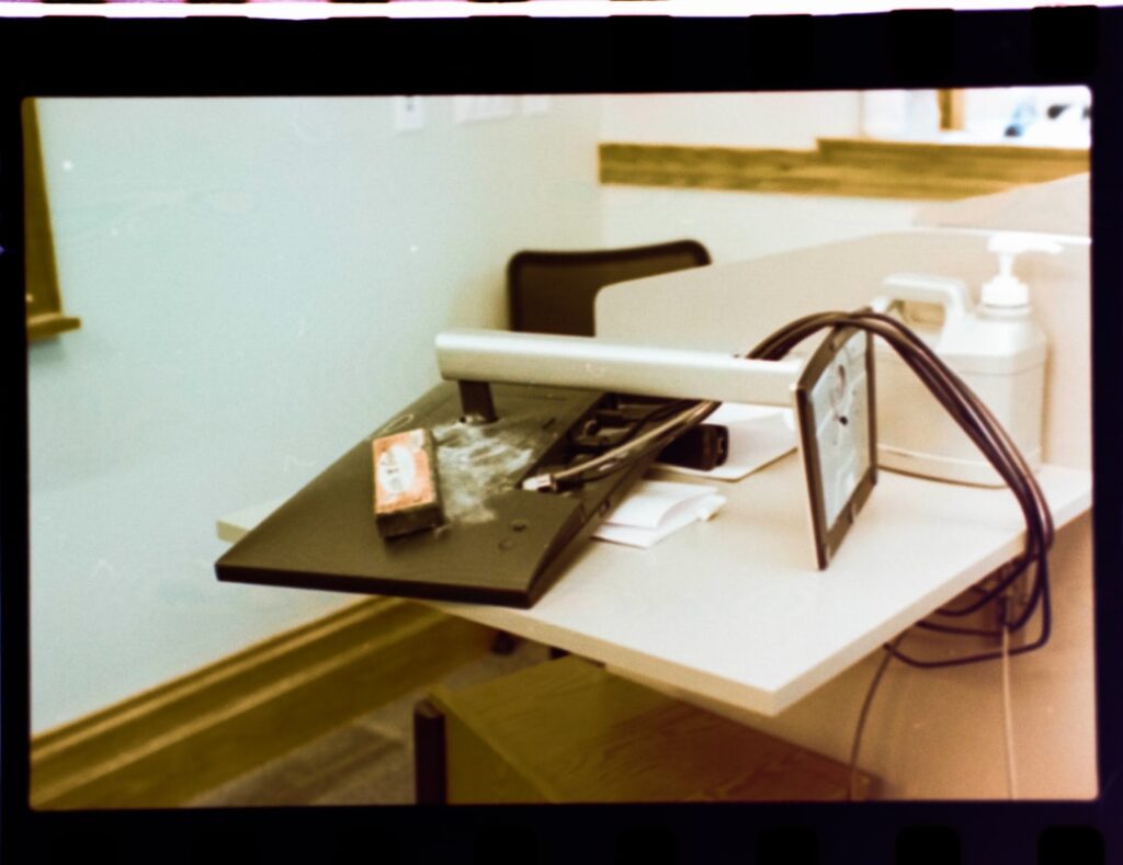 AI 그림 판독기 - A cell phone sitting on top of a desk